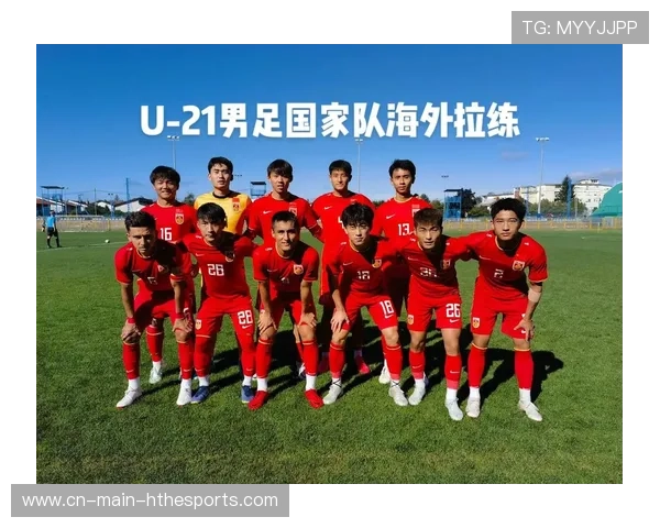 中国足球国家队注重体能与技能的同步发展，结合足球技术的体能训练