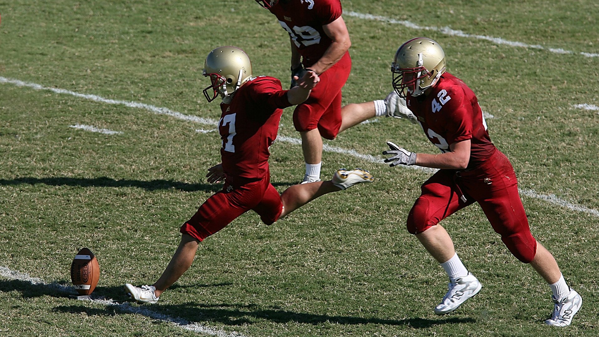 冠军赛终场哨响，球员泪洒赛场写下难忘瞬间，冠军被推出赛道